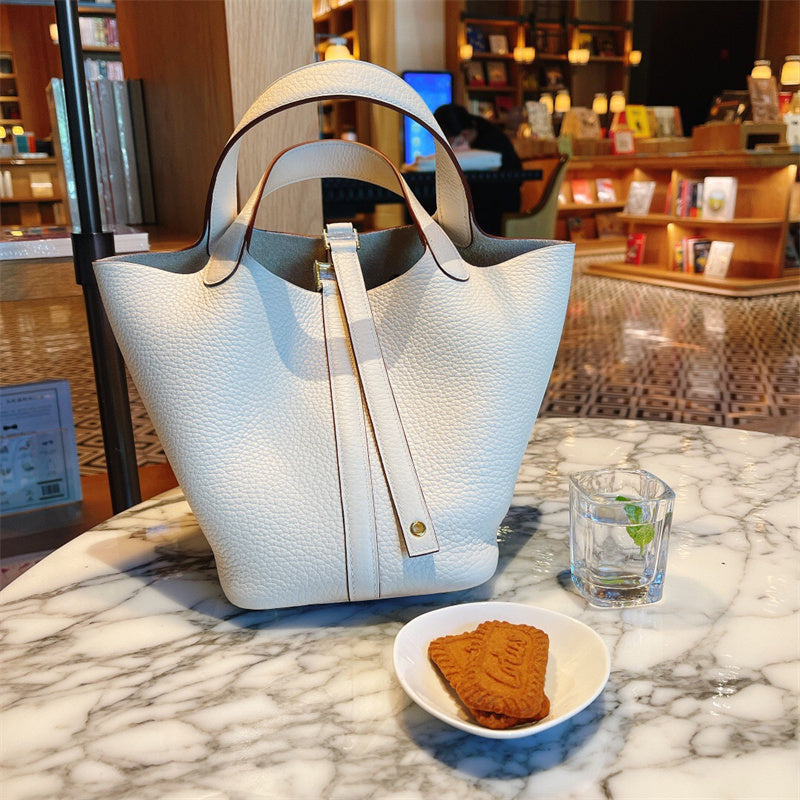  effortless carryall bag styled with outfit 18