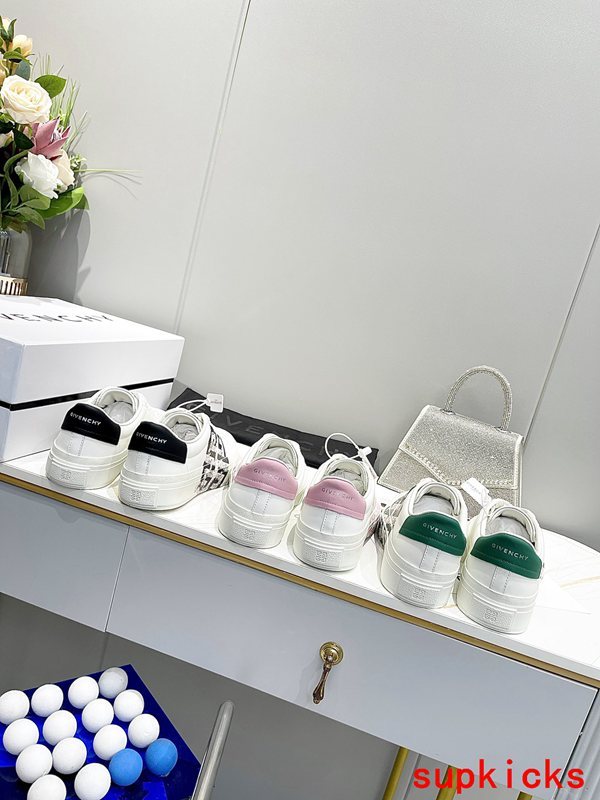 Givenchy shoes Style 048 - logo and branding close-up