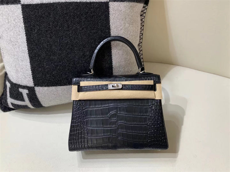 Streamlined handbag styled for everyday wear