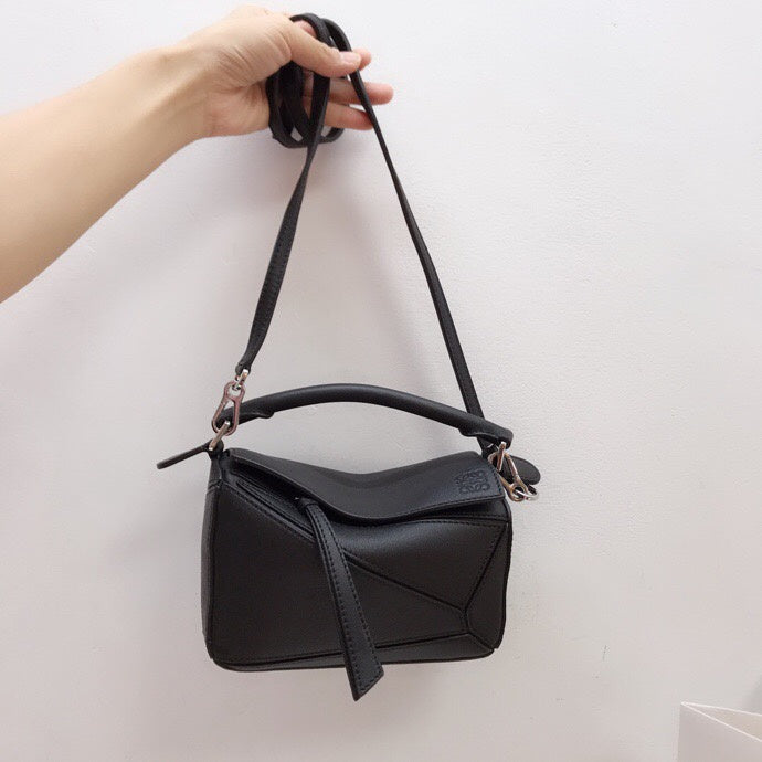 Ziva's Charm handbag – close-up view (18cm*7cm*13cm)