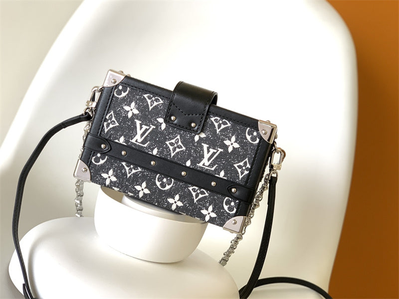  Versatile satchel carried on shoulder