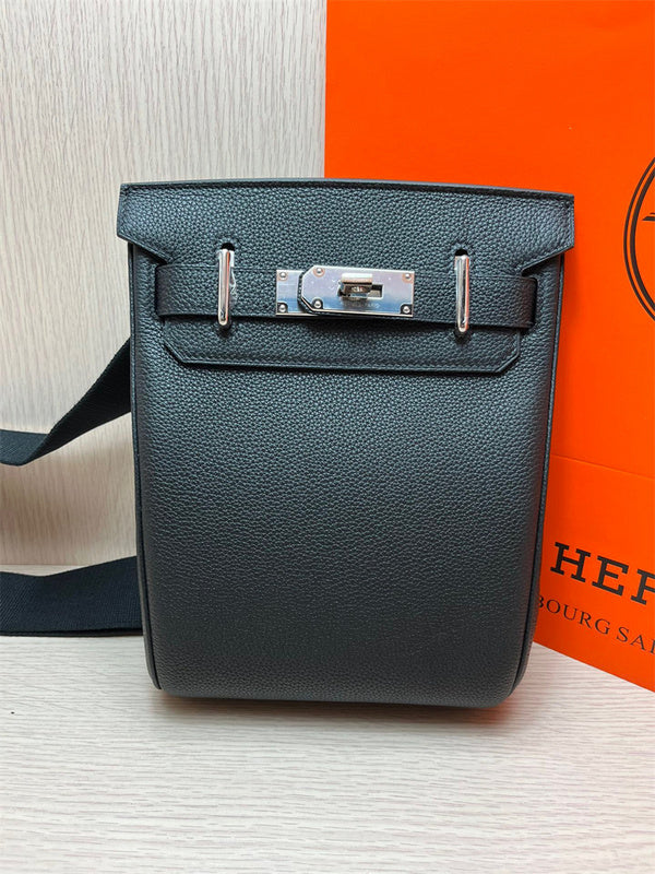  Essential tote bag carried on shoulder