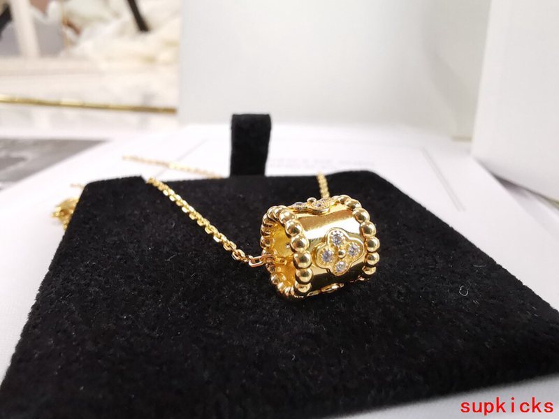 Full view of Van Cleef & Arpels unisex jewelry piece