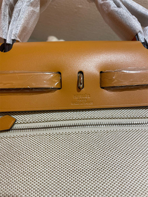  everyday shopper bag detail view showing craftsmanship
