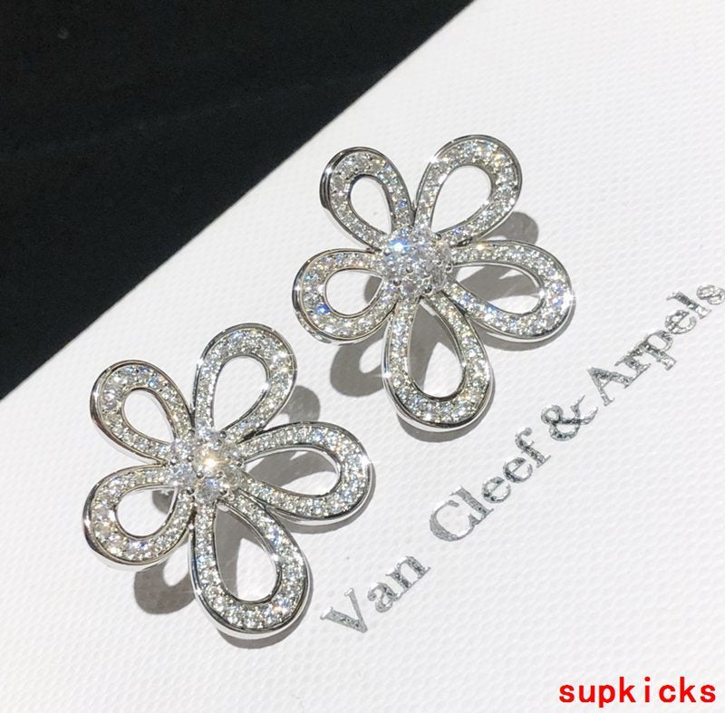 Close-up detail view of Van Cleef & Arpels unisex jewelry piece