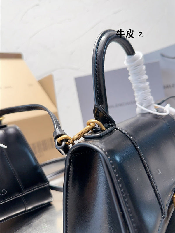 Ziva's Charm handbag – product shot (one versatile size)