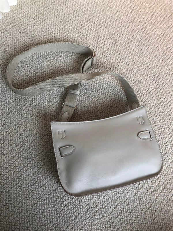  smart carryall bag styled with outfit 12
