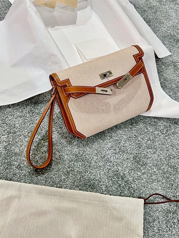  Smart carryall bag carried on shoulder