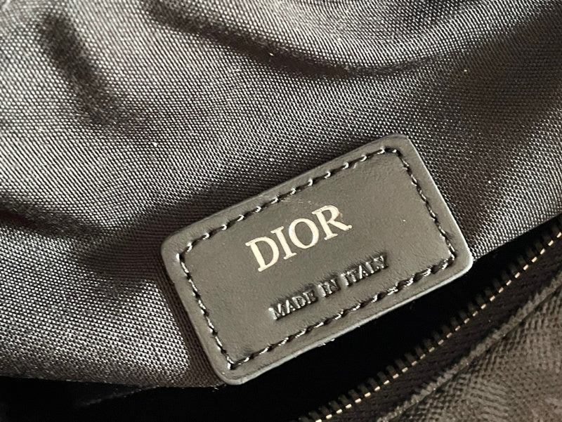 Side profile of refined classic women's handbag – women's designer-style accessory