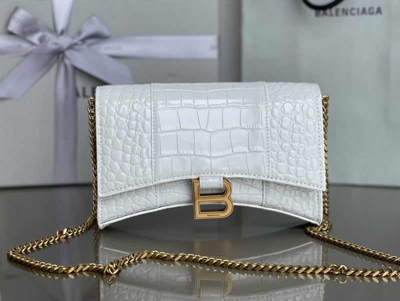 Zivas Charm Modern Minimalist Look Statement Handbag (Effortless Style Upgrade) – Angled View