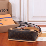  Graceful shoulder bag carried on shoulder