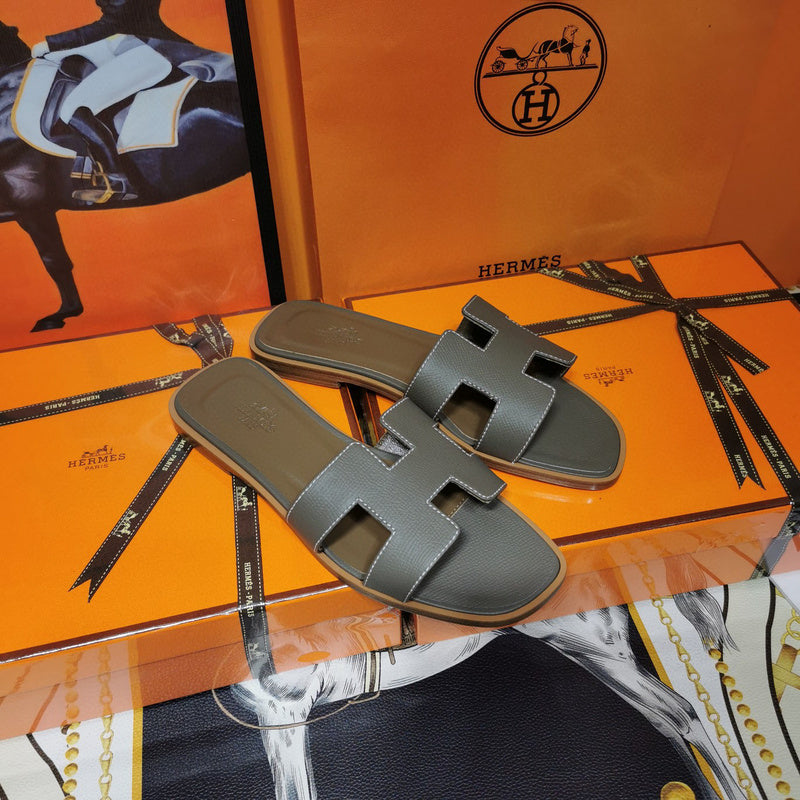 Hermès Camel Flat Thong Sandals - Heel Detail View