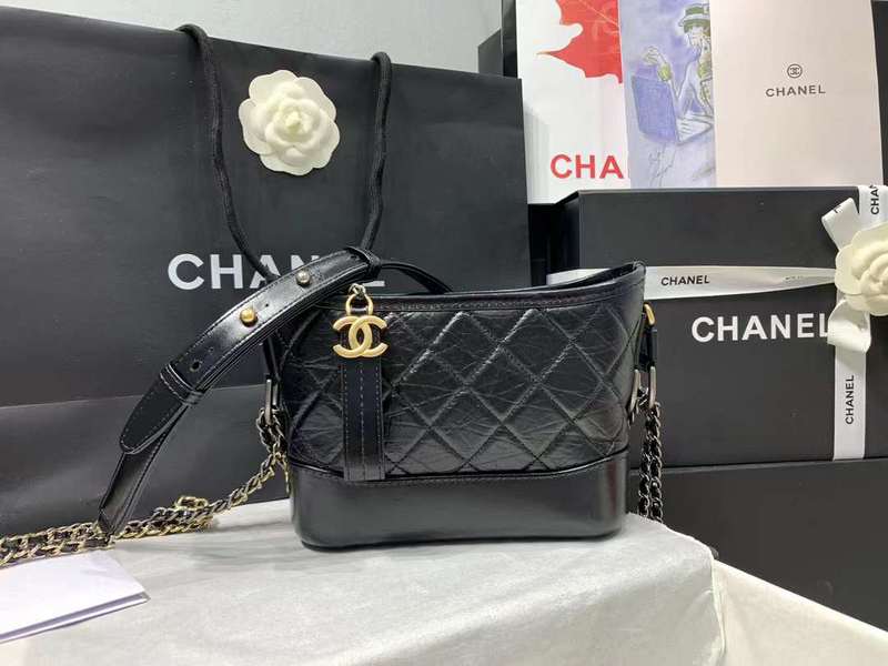 Zivas Charm Modern Minimalist Look Luxury Handbag (Timeless Wardrobe Addition) – Detail View