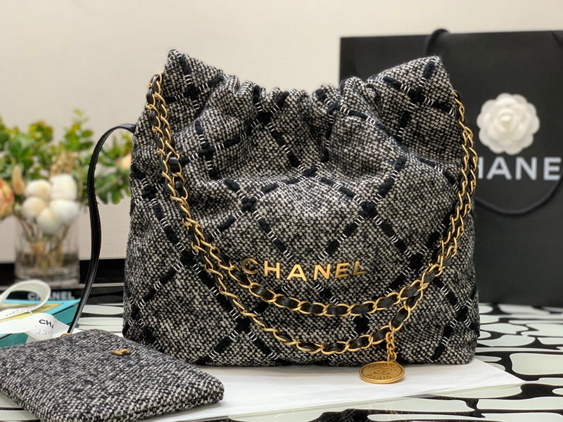 Zivas Charm Timeless Appeal Designer Handbag (Modern Wardrobe Staple) – Close-Up Detail