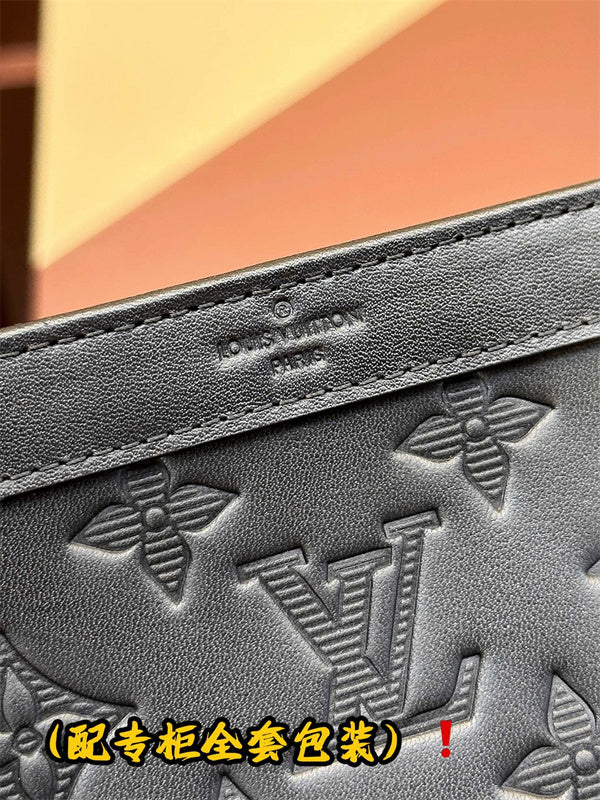  carryall bag close-up of hardware and finish 17