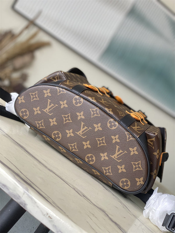  statement handbag detail view showing craftsmanship 14