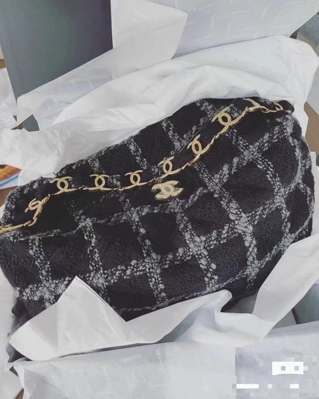 Zivas Charm Streamlined Design Designer Handbag (Effortless Style Upgrade) – Styled Look