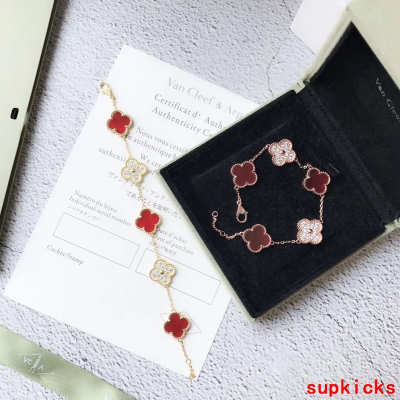 Full view of Van Cleef & Arpels unisex jewelry piece