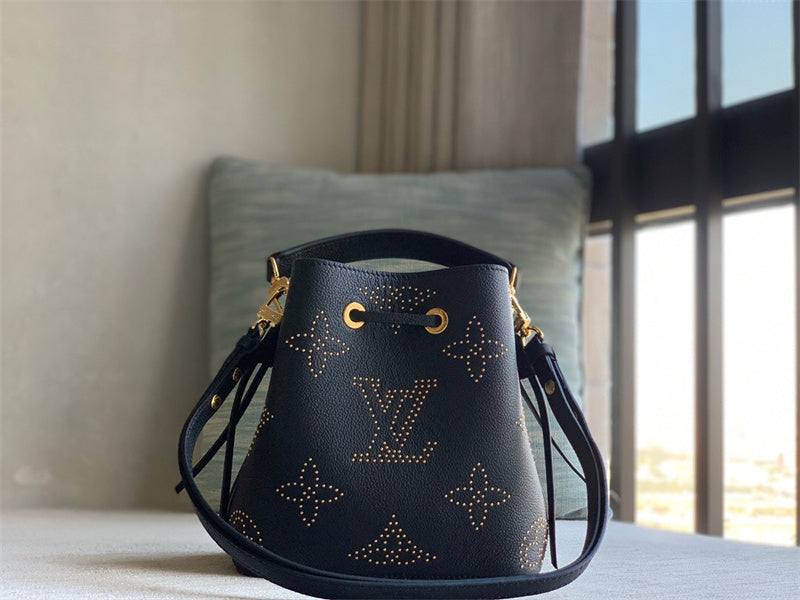 shopper bag interior and compartment view 9