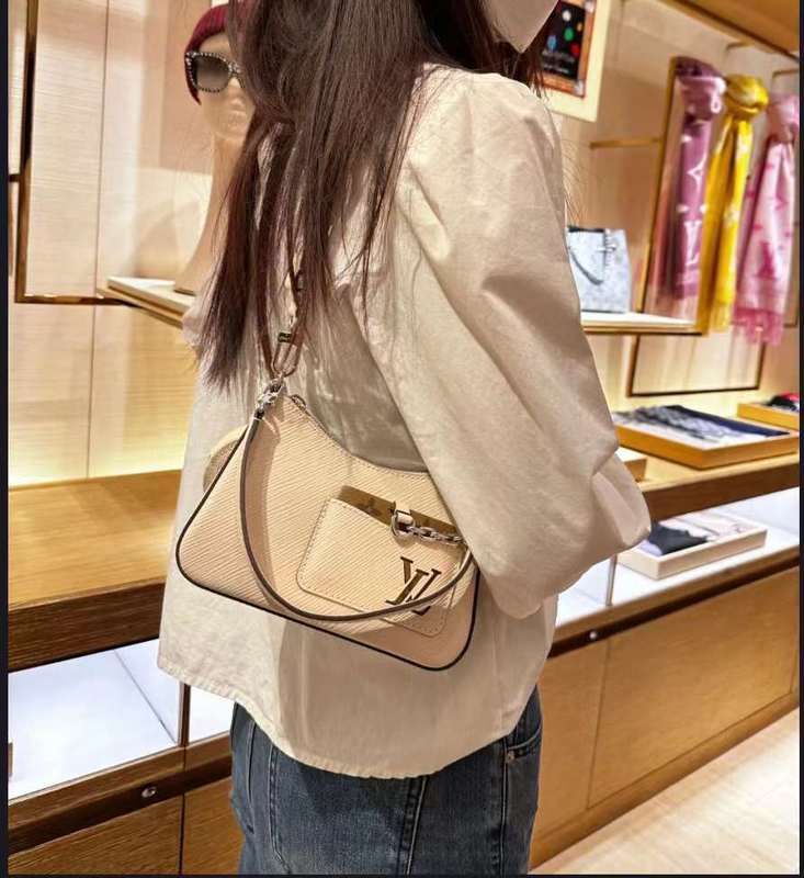Close-up detail of everyday-luxe chic women's handbag – women's everyday handbag