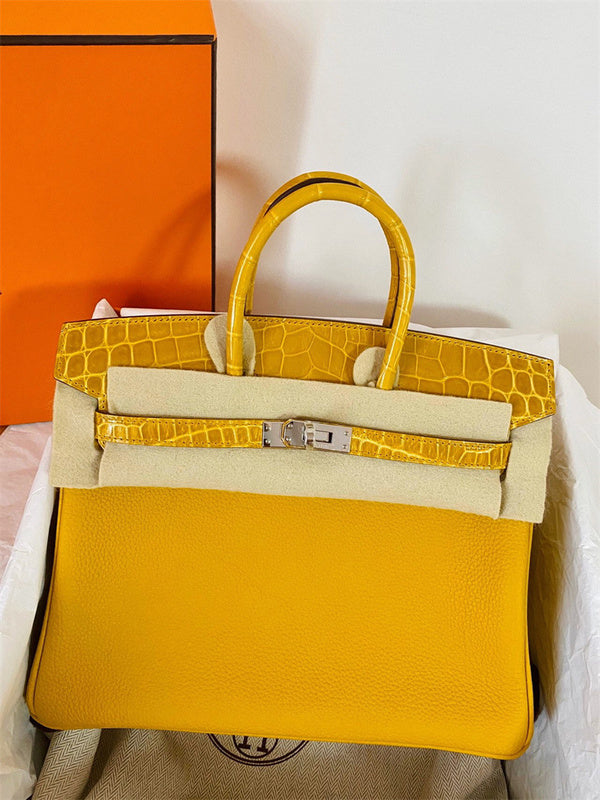  Minimalist everyday bag front view