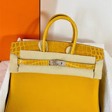  Minimalist everyday bag front view