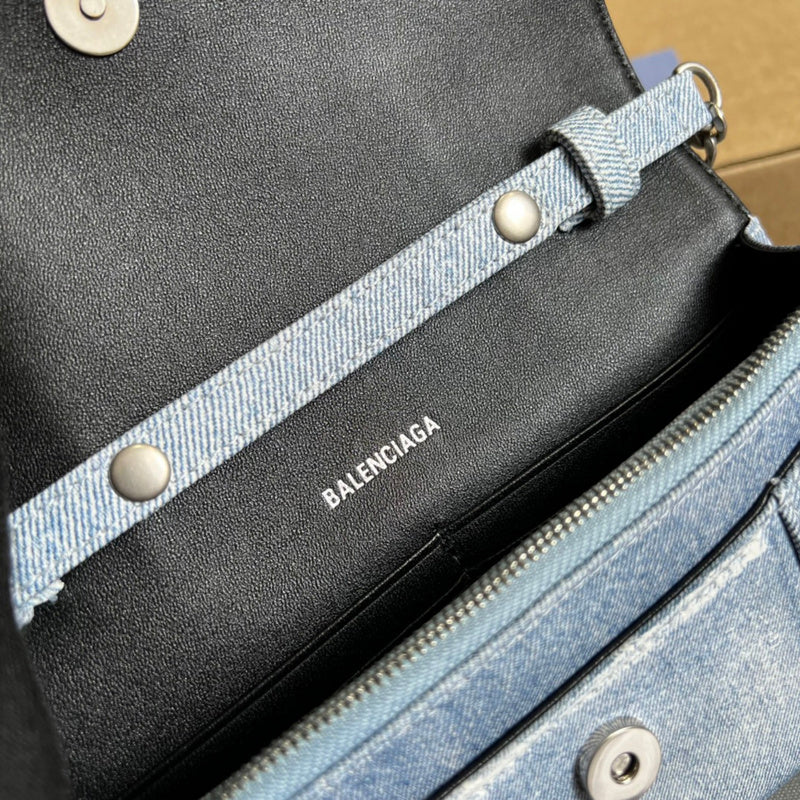 Side profile of modern refined women's handbag – women's luxury handbag