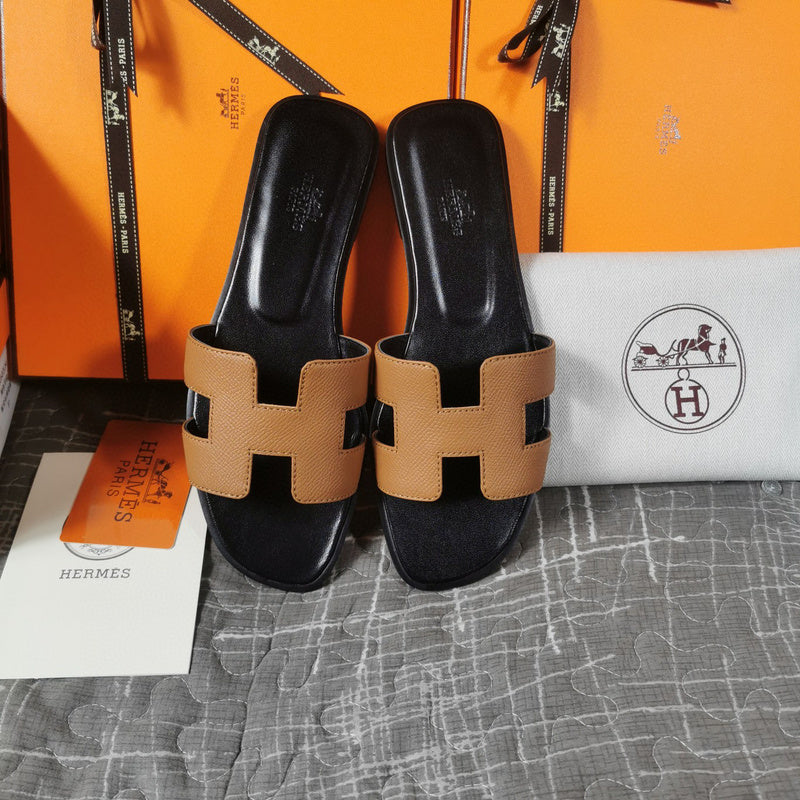 Hermès Black Gladiator Sandals - Angled View