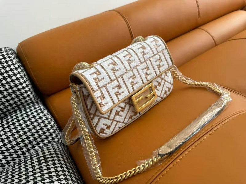 Ziva's Charm handbag – product shot (24cm*14.5cm*7cm)