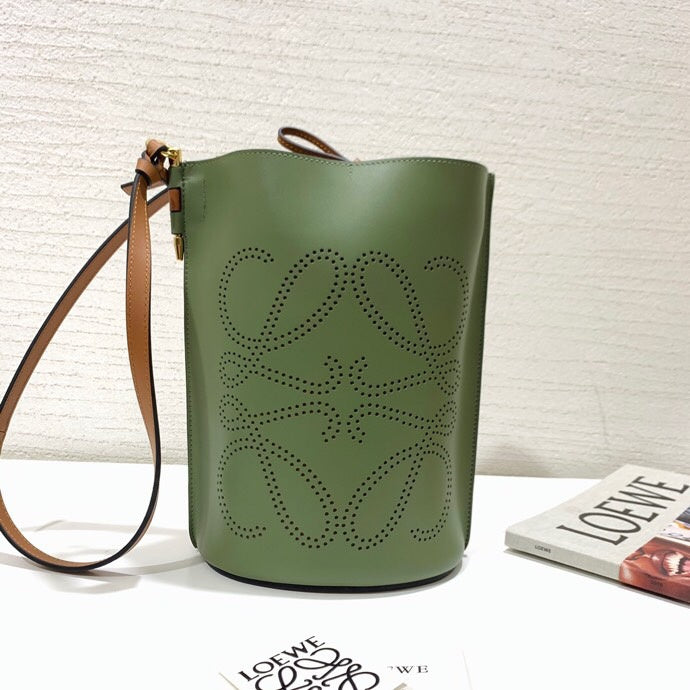 Ziva's Charm handbag – product shot (19cm*28cm*14cm)