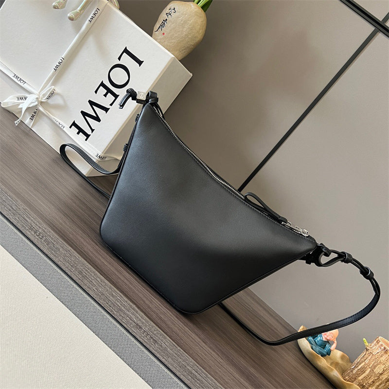 Ziva's Charm handbag – detail view (28cm*17cm*9.5cm)
