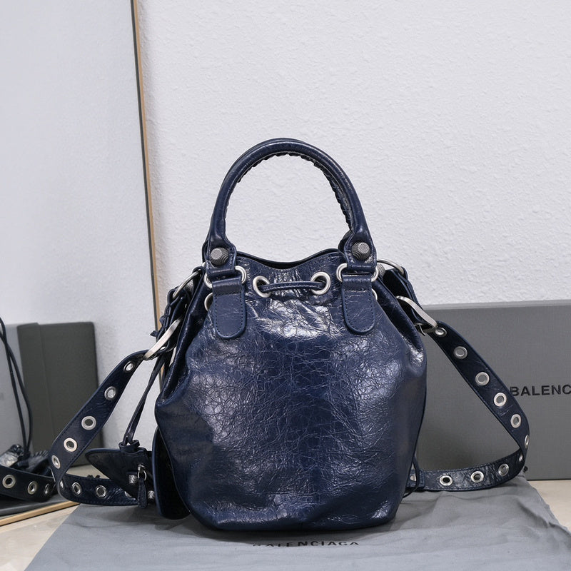 Zivas Charm Versatile Design Statement Handbag (Timeless Wardrobe Addition) – Close-Up Detail 2