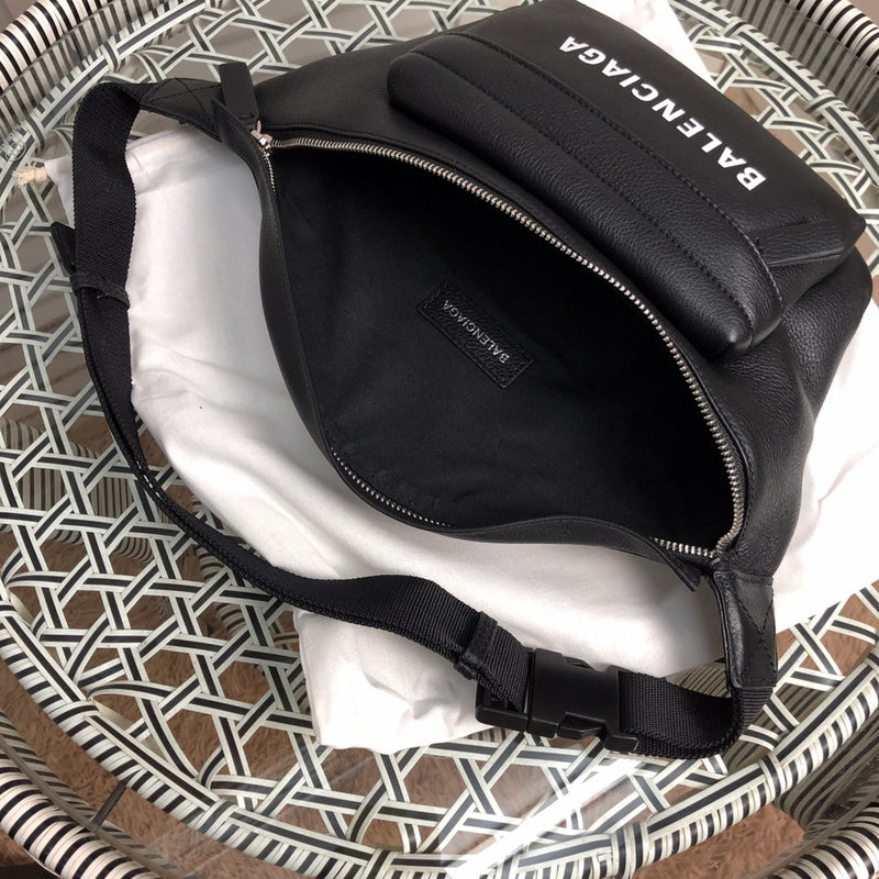 Close-up detail of everyday-luxe structured women's handbag – women's premium purse