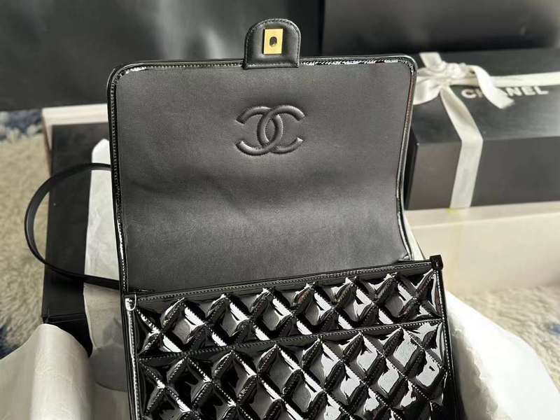 Zivas Charm Contemporary Flair Everyday Handbag (Premium Everyday Carry) – Close-Up Detail