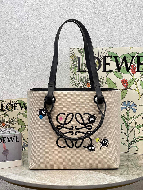Ziva's Charm handbag – detail view (29cm*25cm*14cm)