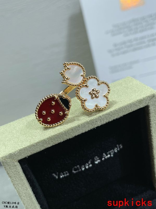 Close-up detail view of Van Cleef & Arpels unisex jewelry piece
