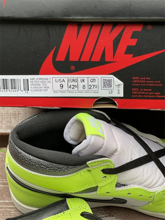 Nike Men's & Women's Designer Low-Top Shoes — Style 221 interior view