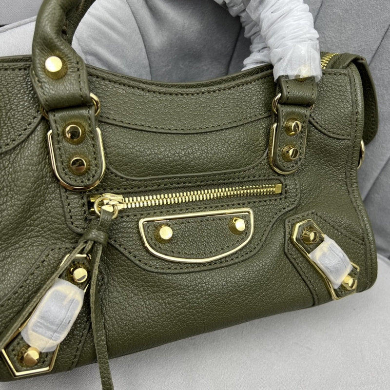 Zivas Charm Modern Minimalist Look Statement Handbag (Refined Practical Design) – Close-Up Detail