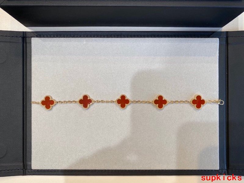 Full view of Van Cleef & Arpels unisex jewelry piece