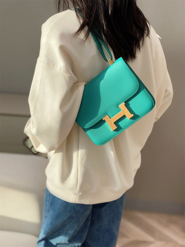 Streamlined handbag styled for everyday wear