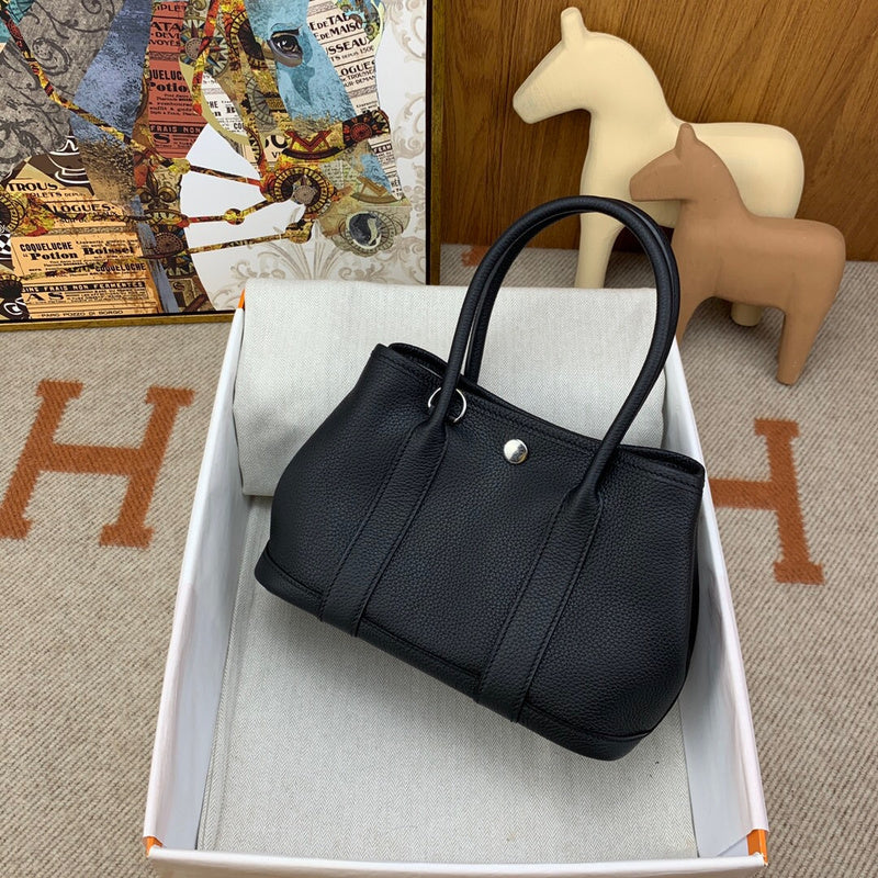 Fluid handbag styled for everyday wear