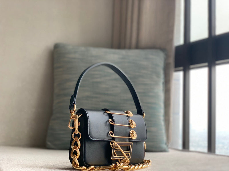 Ziva's Charm handbag – detail view (20cm*13cm*5cm)