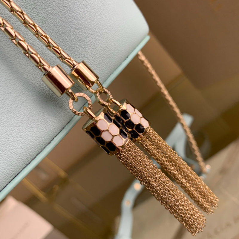 Statement Faux Leather Handbag - Everyday Elegance | Women's Luxury Handbag #1709 - texture close-up (image 9) of designer-inspired handbag