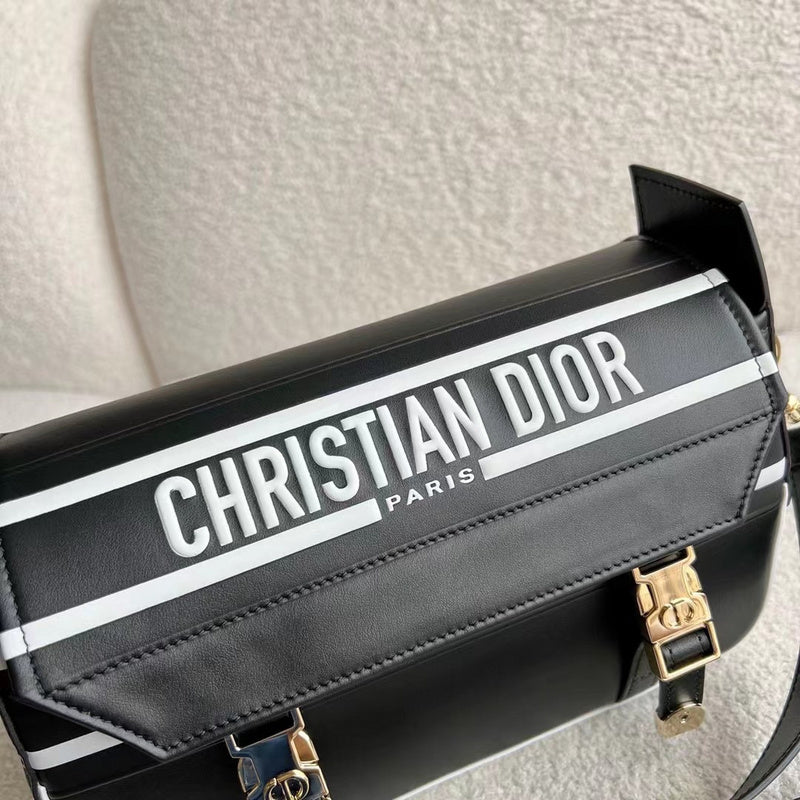 Handle and strap detail of sleek everyday-luxe women's handbag – women's designer-style accessory