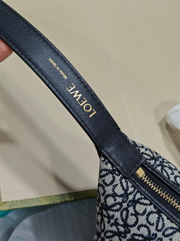 Ziva's Charm handbag – interior view (21cm*20cm*14cm)