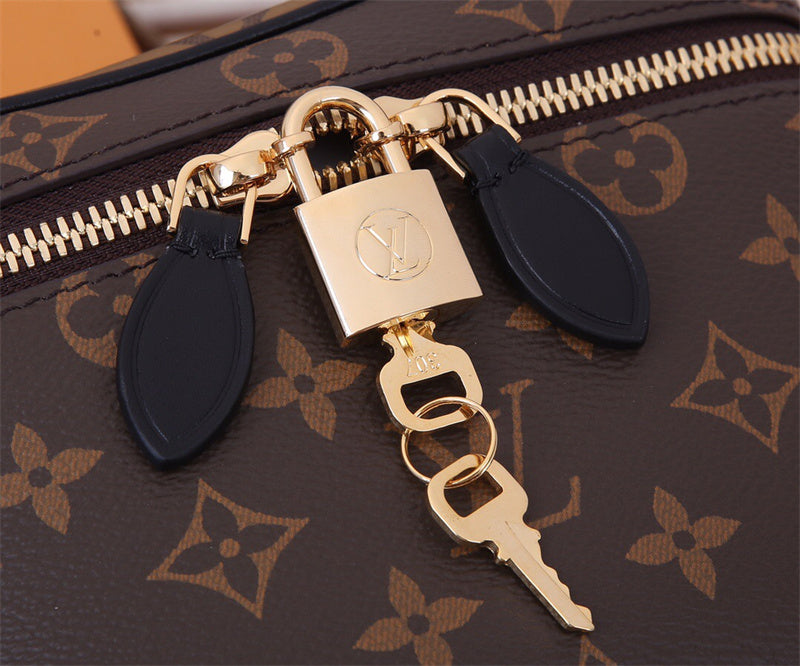  everyday bag close-up of hardware and finish