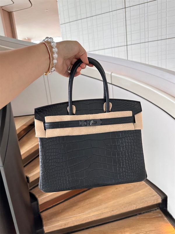  everyday structured bag detail view showing craftsmanship 14