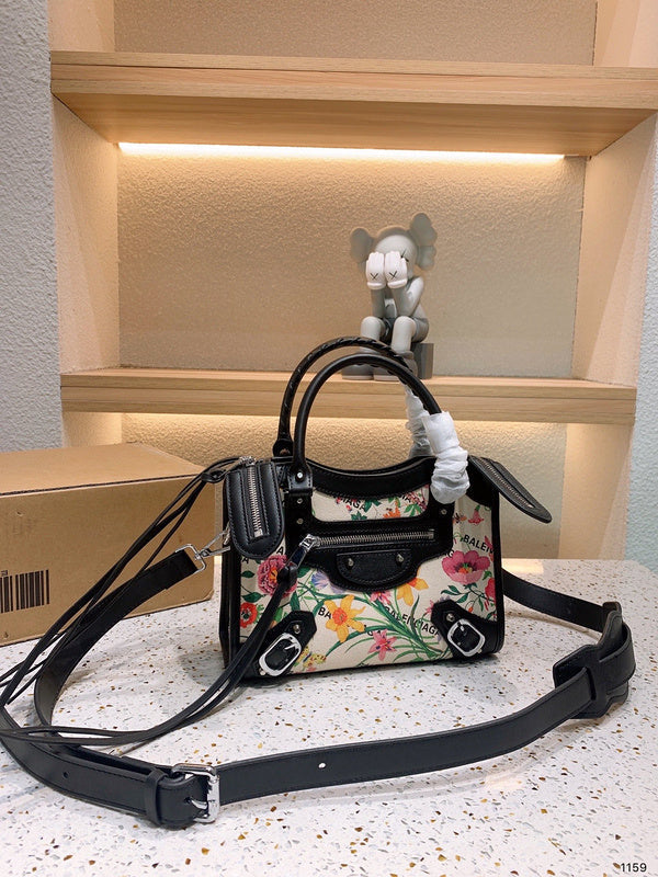 Ziva's Charm handbag – close-up view (one versatile size)