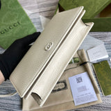 Handle and strap detail of everyday-luxe classic women's handbag – women's everyday handbag