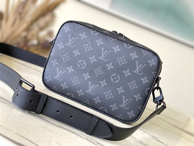  Contemporary shopper bag carried on shoulder